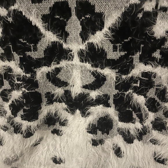 SALE 🎁 NEW Black, grey and white cheetah print sweater. Stunning and size M. - Picture 7 of 11